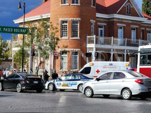 Arrollan a peatón en la avenida Independencia; Lo trasladan al hospital