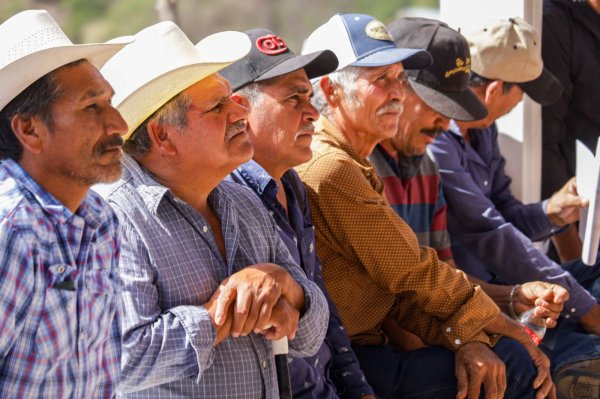 Reciben 500 habitantes de Uruachi 20 toneladas de maíz y frijol para enfrentar estragos de la sequía