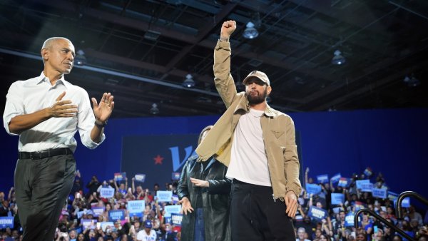 Barack Obama rapea y Eminem respalda a Kamala Harris en un mitin