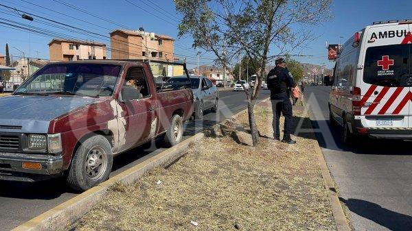 Trasladan a joven a hospital tras ser impactado por pick-up al norte de la ciudad