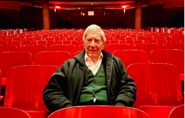 Mario Vargas Llosa reaparece en Lima para ver la adaptación teatral de una de sus novelas