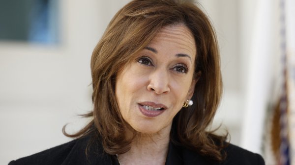 Harris eleva el tono contra Trump tras polémica por presuntos elogios del republicano a Hitler