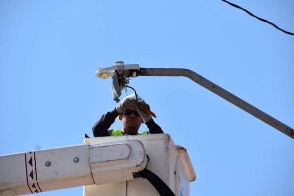 Continúa Municipio instalación de alumbrado LED en la zona rural de El Charco