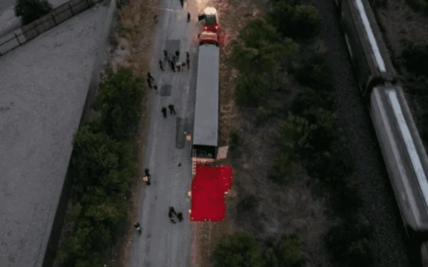 Detienen a presunto implicado con la muerte de 53 migrantes en un tráiler abandonado en Texas