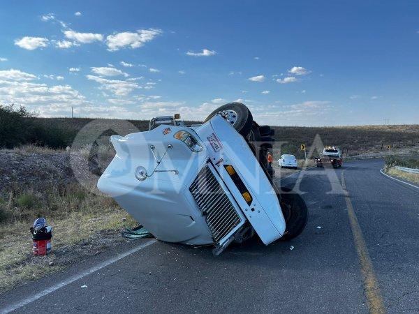 Vuelca trailer en la carretera Ciudad Juárez-Chihuahua