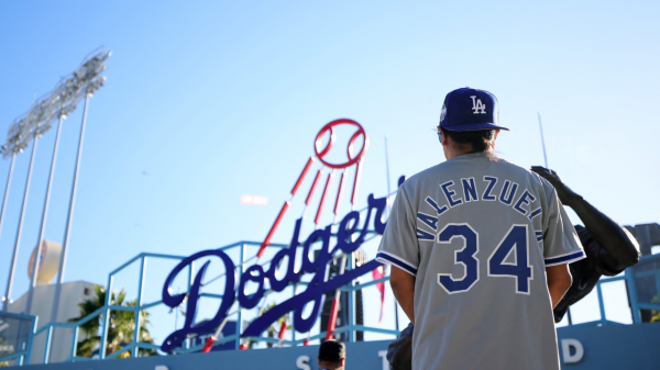 Dodgers homenajean al mexicano Valenzuela antes de inicio de Serie Mundial