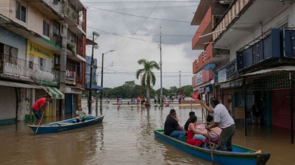 Aumento de ríos en Veracruz inunda Minatitlán y amenaza con dejar bajo el agua a Tlacotalpan