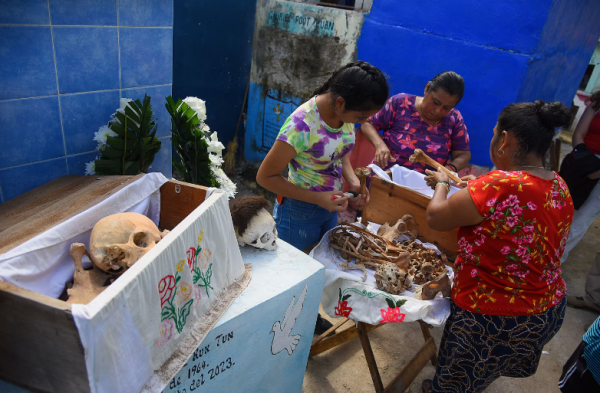 Comienza el ritual ancestral maya de la limpieza de huesos