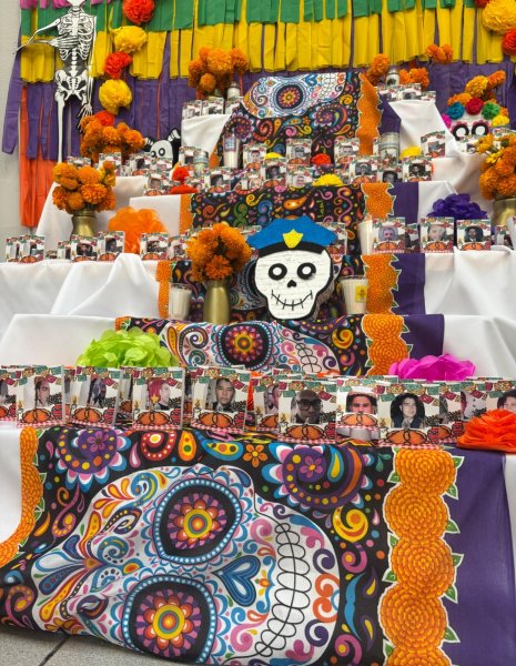 Rinden homenaje a policías y bomberos caídos en altar por el Día de Muertos