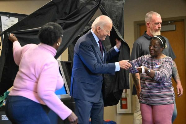 Elecciones EU: Joe Biden vota anticipadamente en Delaware; encuestas mantienen empate entre Harris y Trump