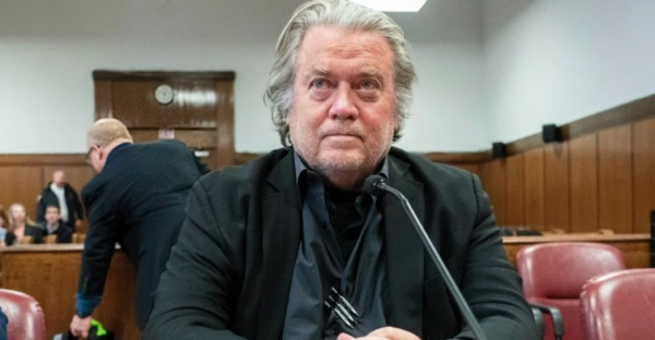 Steve Bannon sale de prisión tras cumplir pena de cuatro meses por negarse a informar sobre el asalto al Capitolio