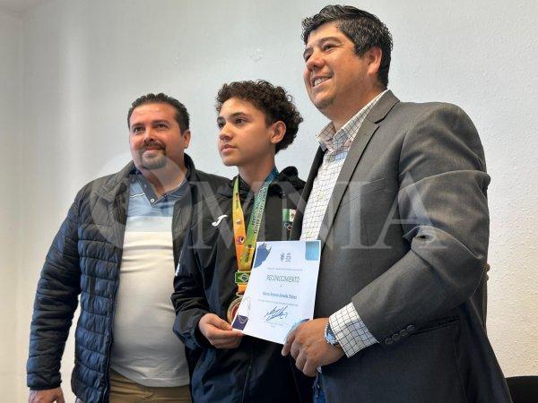 Presenta regidor al Joven Marco Almeida quién participó en Juegos Panamericanos