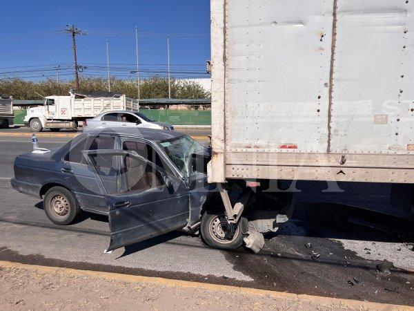 Conductor impacta por detrás contra tráiler al norte de la ciudad