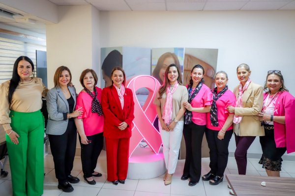 Entrega DIF Municipal y regidores gorritos para mujeres con cáncer de mama