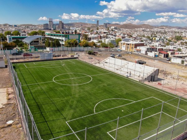 Avanza Municipio con rehabilitación de cancha de futbol en COBACH 4