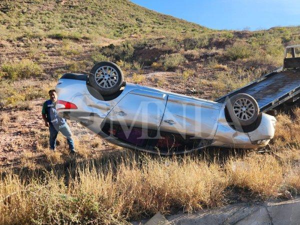 Conductora vuelca en las faldas del Cerro Coronel, solo tiene heridas leves