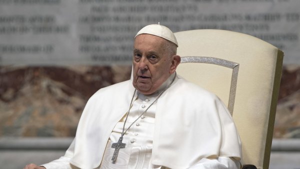 El papa Francisco advierte sobre recortes presupuestarios en medios del Vaticano