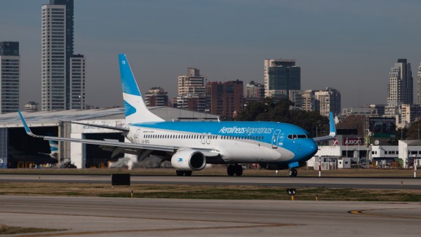 Presidente de Aerolíneas Argentinas rechaza el paro de pilotos que afecta a 15.000 viajeros