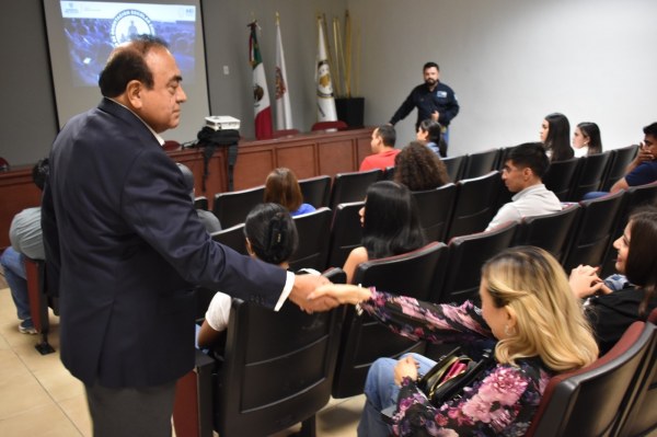 Visitan estudiantes de la UACJ las instalaciones de la FGE Norte