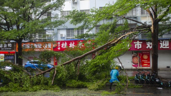 El supertifón devastador Yagi se cobra las primeras víctimas en China (videos)