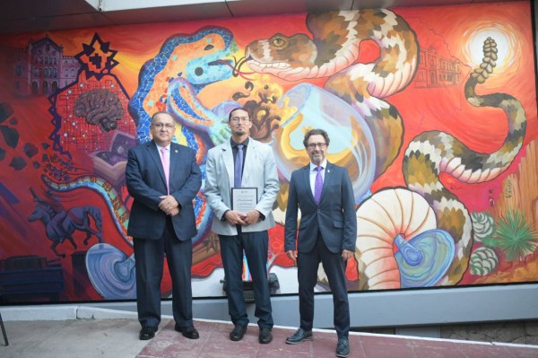 Develan en la UACH el Mural “El Brindis