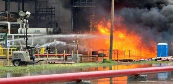 Alarma provoca incendio en los drenajes de la refinería de Pemex en Salina Cruz