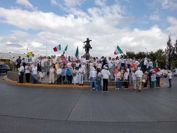 Comienzan a reunirse en la Glorieta de Pancho Villa, manifestantes en contra de la reforma judicial