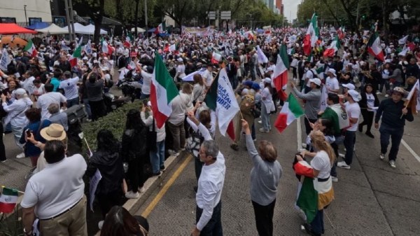 “Alerta, la dictadura está en la puerta”: miles de personas se manifiestan en las afueras del Senado