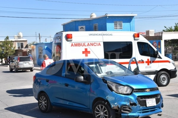 Omite alto camión urbano y choca contra vehículo particular