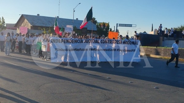 Marchan estudiantes de derecho en defensa de la Reforma al Poder Judicial