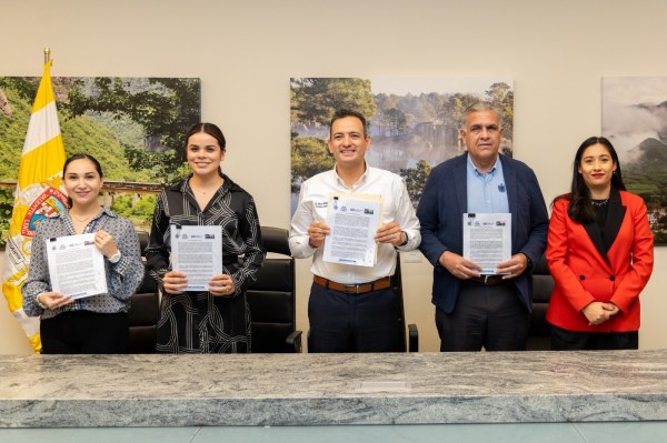 Firma alcalde Marco Bonilla actas de entrega-recepción de la administración municipa