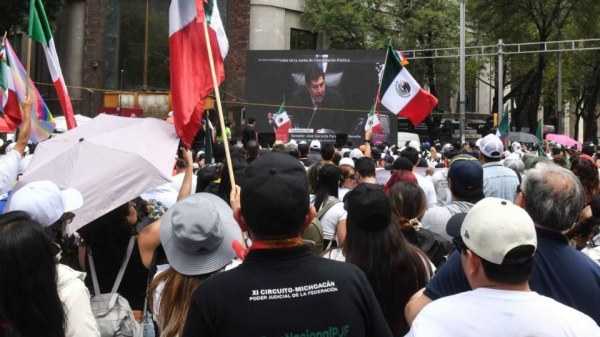 Entre rechiflas y porras, los trabajadores del Poder Judicial siguieron la sesión en el Senado