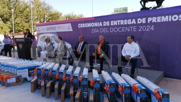 Entregan SEyD y SNTE Sección 8 premios por el Día del Docente