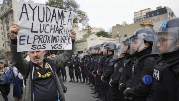 Policía argentina arremete contra manifestantes en las afueras del Congreso