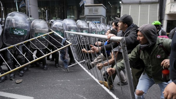 Niños y ancianos, entre las víctimas de la represión en la protesta frente al Congreso argentino