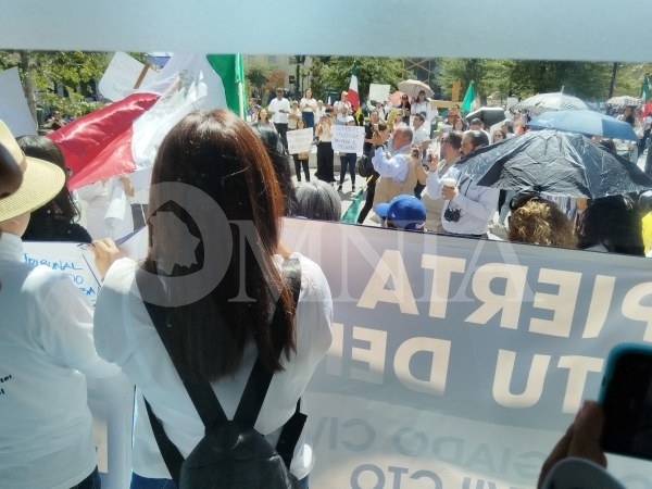 (Video) Se acercan protestantes a las puertas del Congreso; intentan entrar al edificio