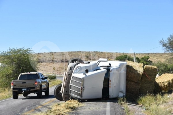 Vuelca tráiler en las Curvas del Perico