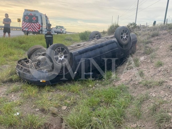 Volcadura en carretera a Delicias deja dos lesionados