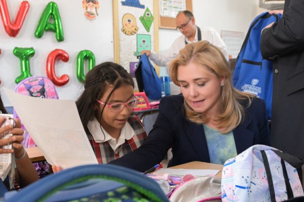 Comparte Maru Campos refrigerios en convivencia con estudiantes de la primaria Abraham González, de Ciudad Juárez