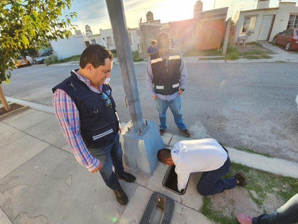 Recorre personal de la JMAS Chihuahua colonia Puerta Savona para detección y reparación de fugas