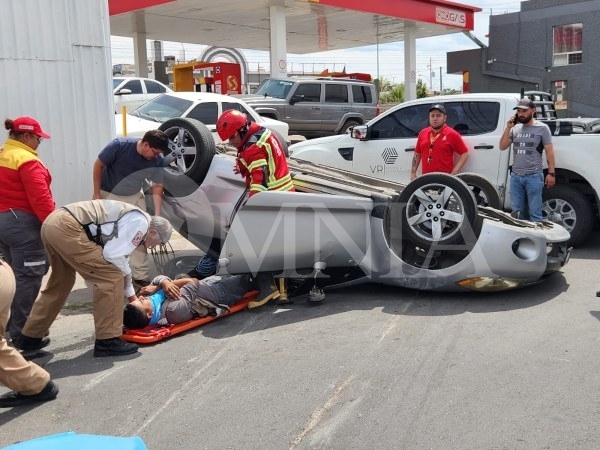 Lo trasladan a hospital tras ser impactado y volcar en la avenida Zarco