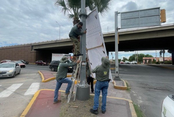 Retira Gobierno Municipal publicidad no autorizada del mobiliario urbano