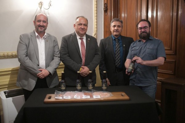 Presenta UACH cerveza artesanal 