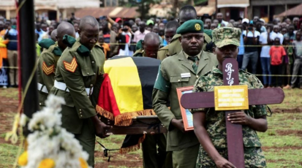 La atleta olímpica Rebecca Cheptegei, asesinada con fuego por su novio, es despedida con honores militares en su funeral