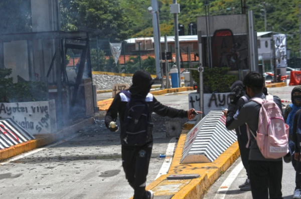 Normalistas toman casetas de cobro para protestar por la desaparición forzada de sus 43 compañeros