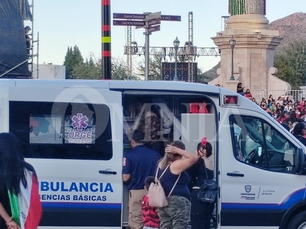 Mujer se siente mal en Plaza del Ángel