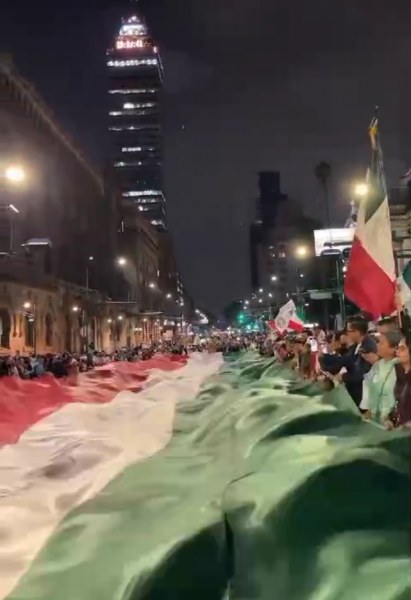 (Video)  Al son de “López Obrador es un dictador” así viven el Grito de Independencia en México