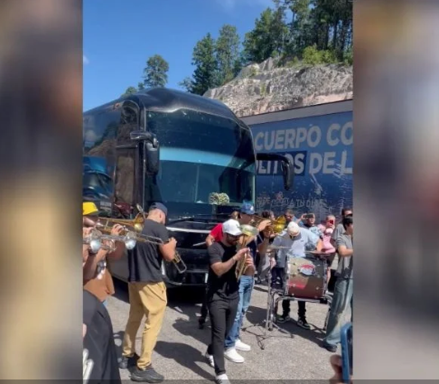 Los Recoditos improvisan concierto para calmar a viajeros varados por la violencia en Sinaloa