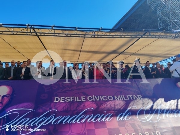 Encabeza Maru desfile cívico-militar por el 214 aniversario de la Independencia