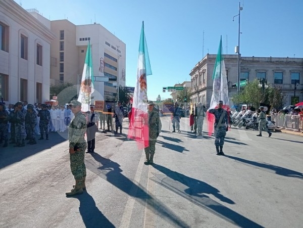 Se integran contingentes a la columna para el desfile por el 16 de septiembre